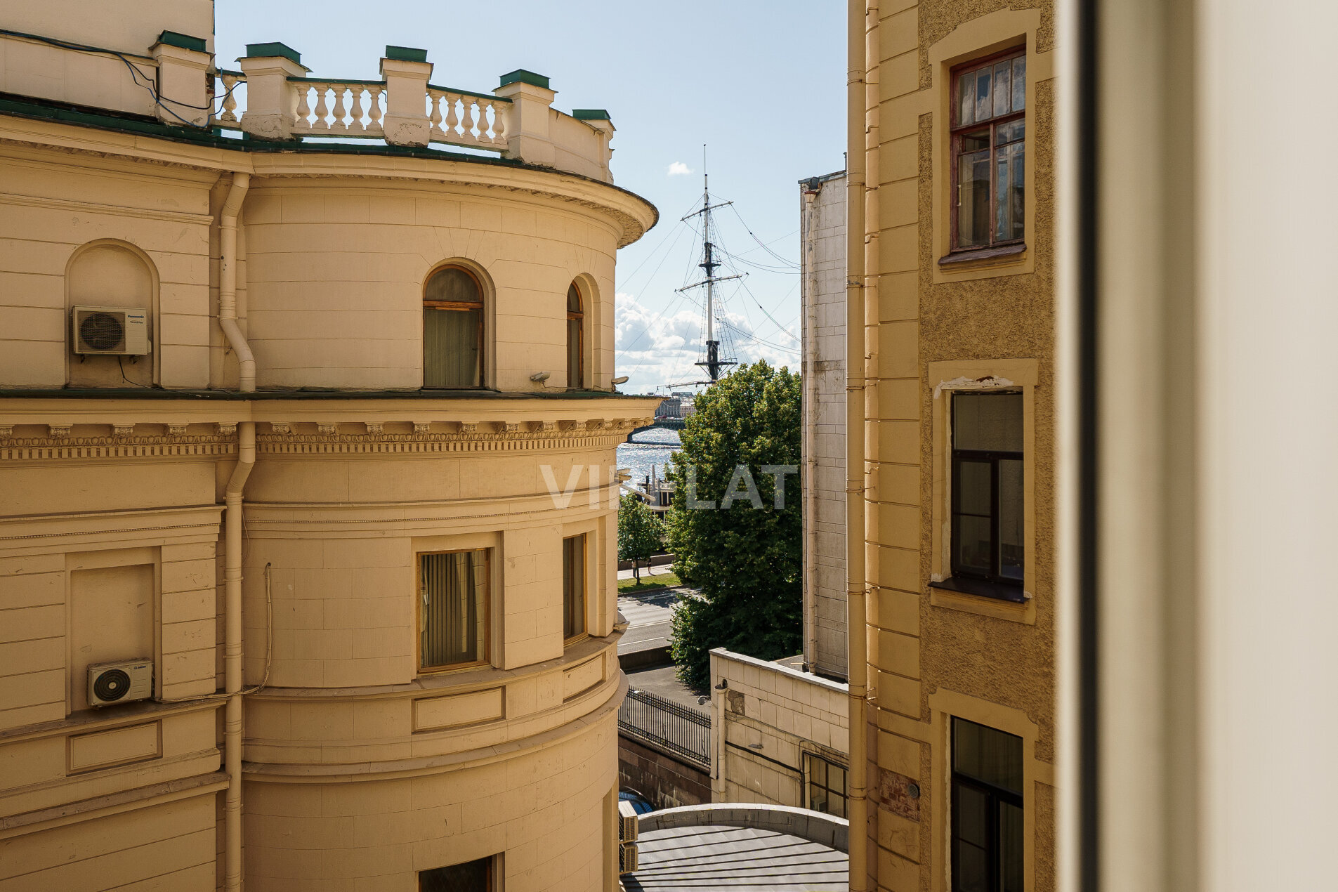 Вид на воду и Троицкий мост Продажа квартиры 152м² 'Доходный дом Н.Н.Романова' Петровская наб., 2