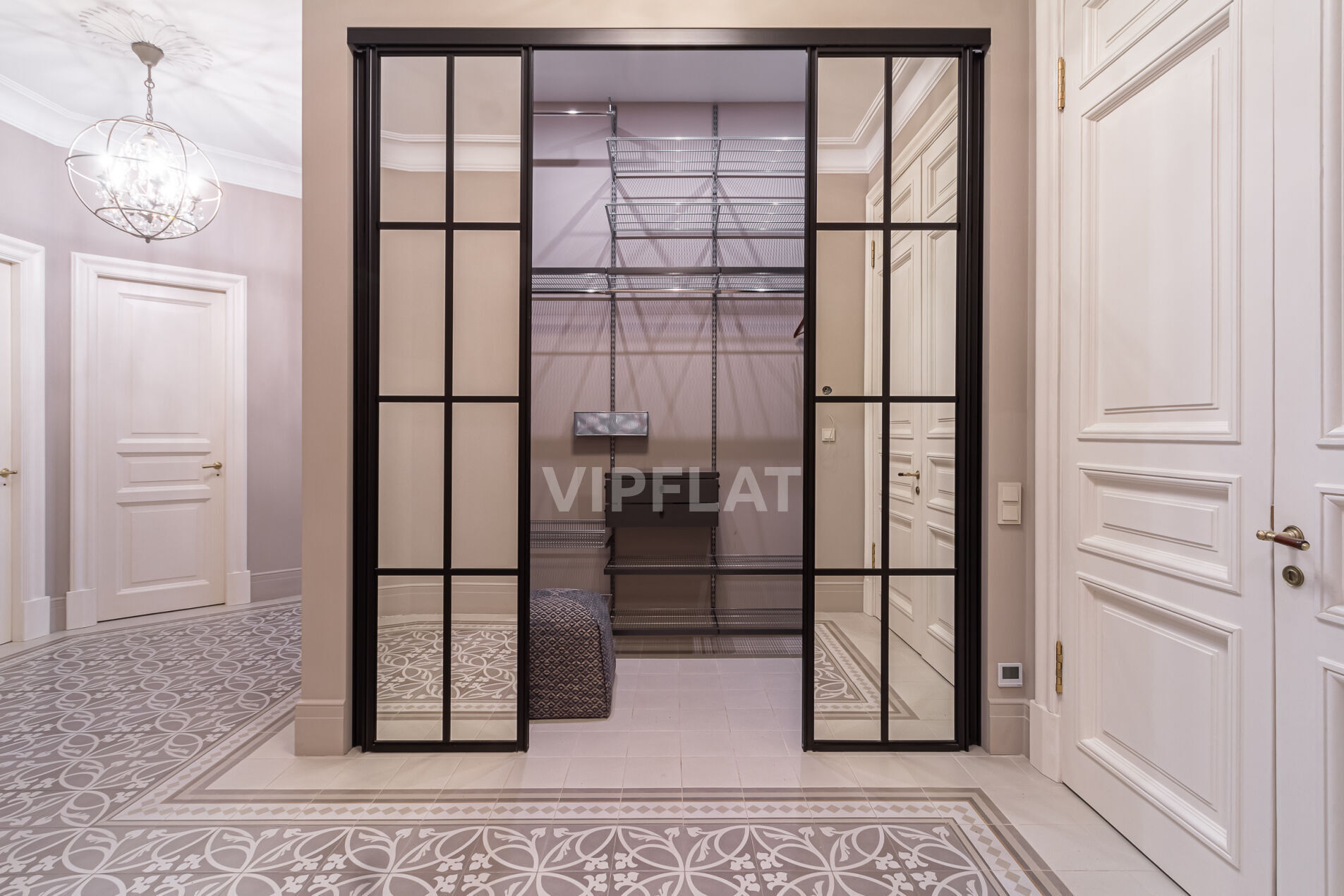 Просторный гардероб Продажа квартиры 152м² 'Доходный дом Н.Н.Романова' Петровская наб., 2