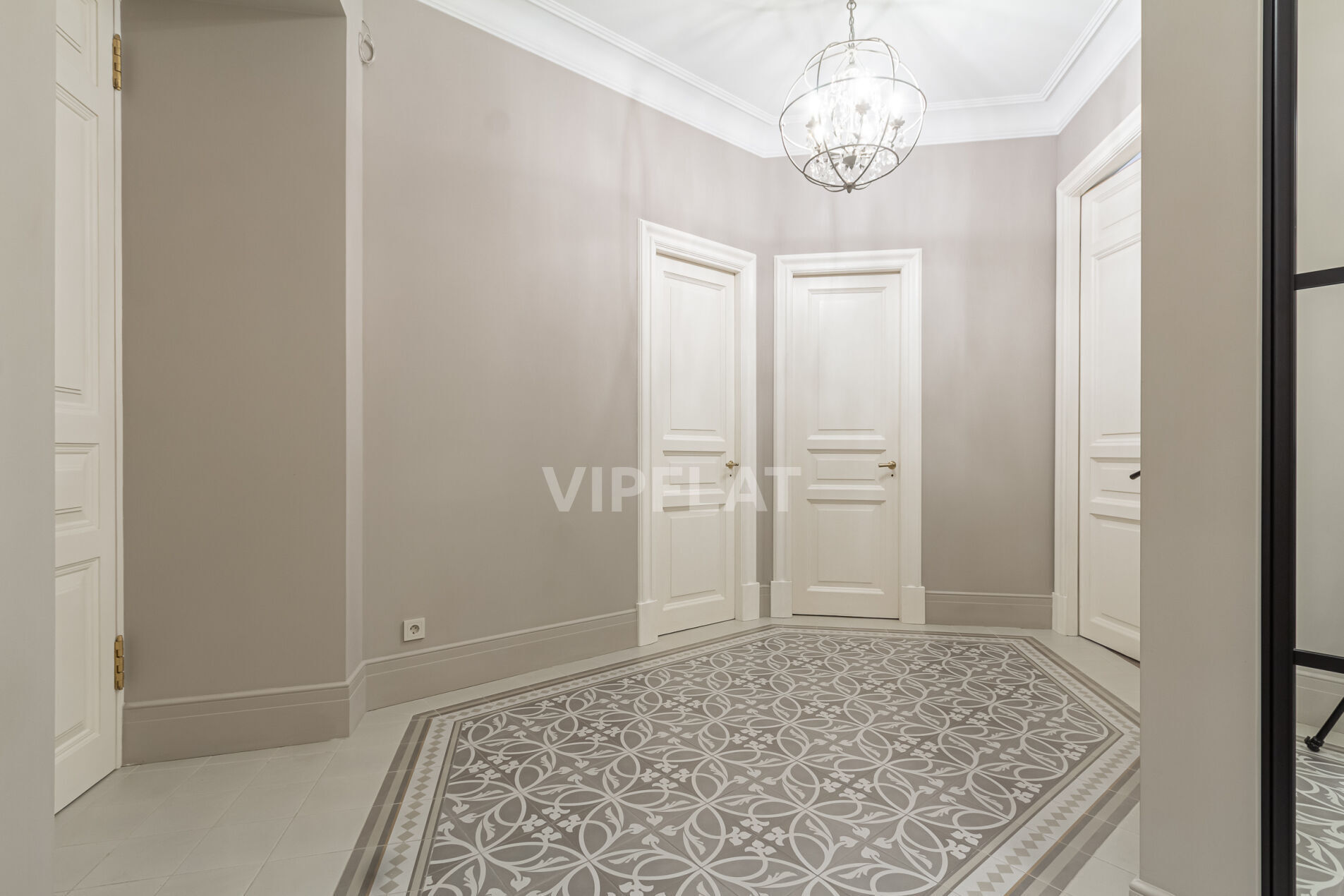 Просторный светлый холл Продажа квартиры 152м² 'Доходный дом Н.Н.Романова' Петровская наб., 2