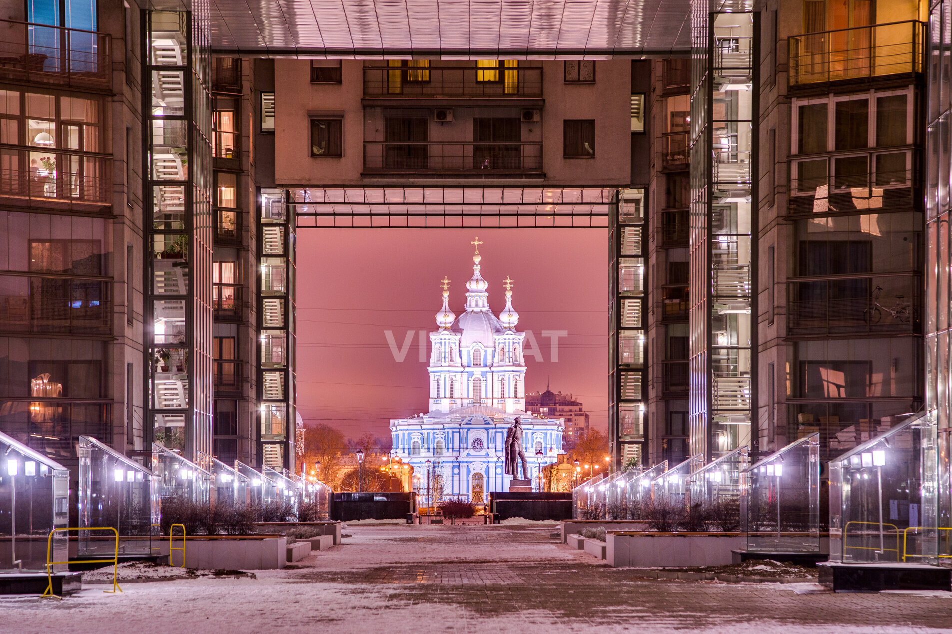 Прямо от парадной прямой вид на Смольный Продажа квартиры 170м² 'Шпалерная, 60' Таврическая ул., д. 43