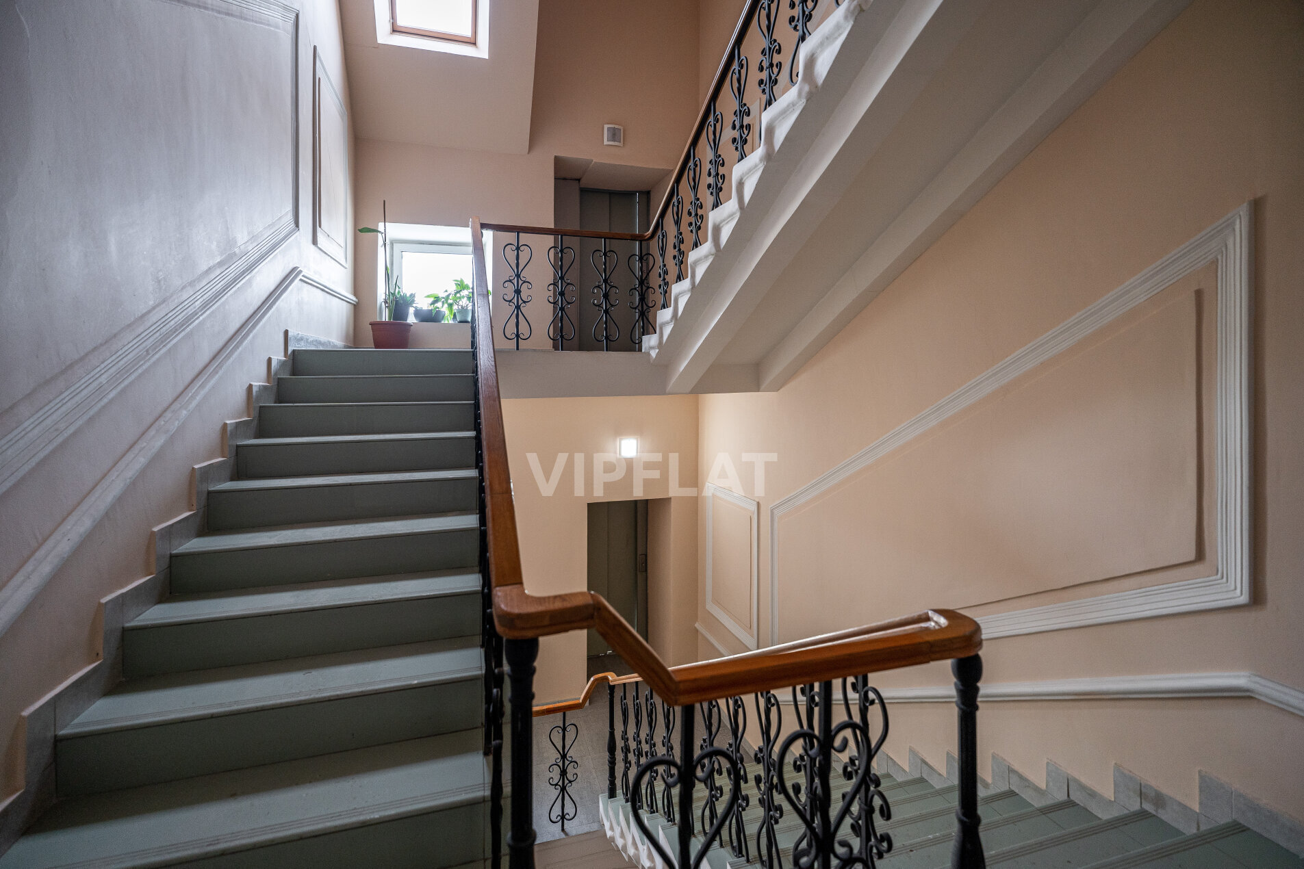 Светлая парадная Продажа квартиры 185м² '2 линия В.О., 25' 2-я линия В.О., 25 Светлая парадная Продажа квартиры 185м² '2 линия В.О., 25' 2-я линия В.О., 25