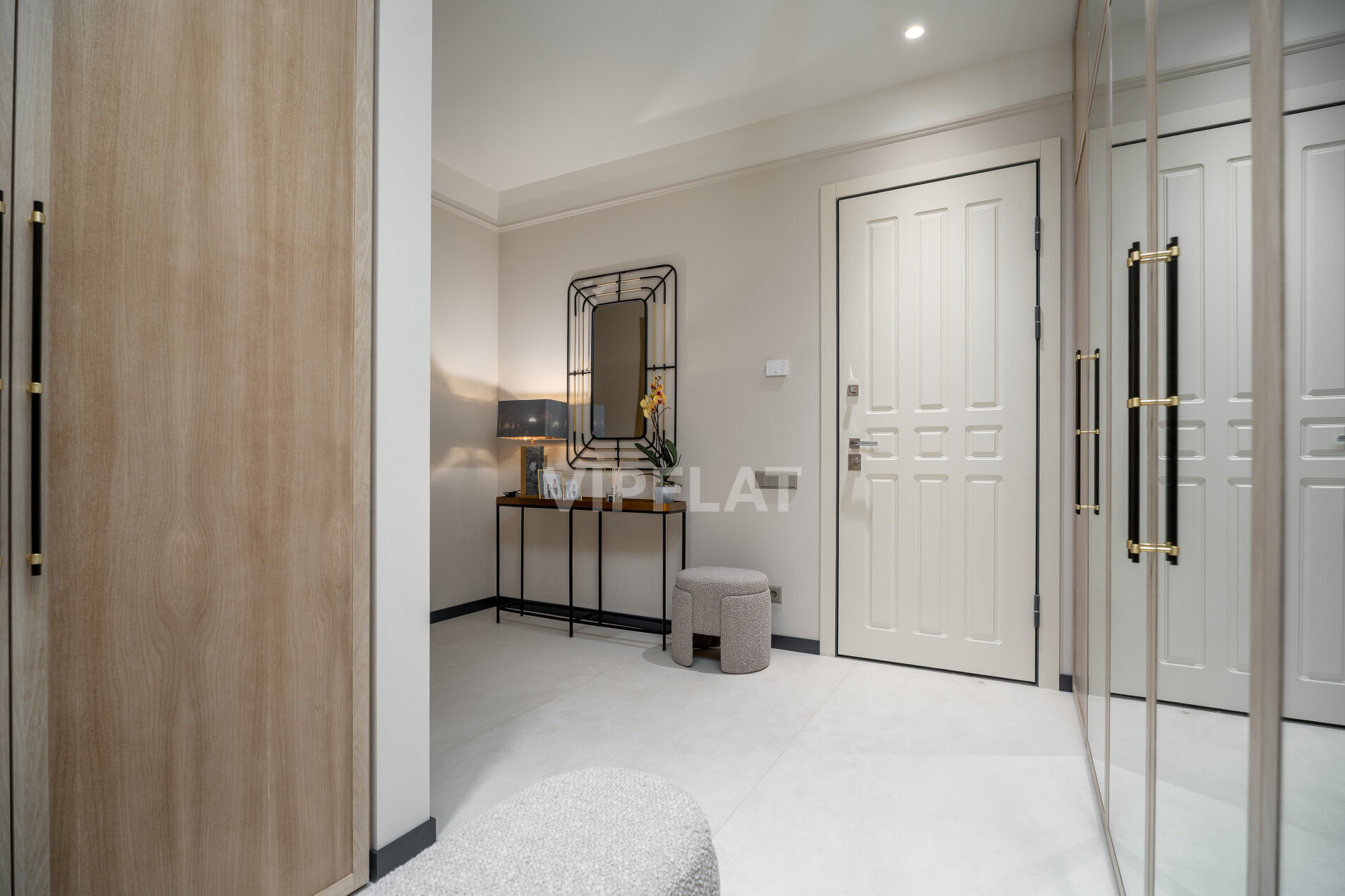 Светлый и просторный холл Продажа квартиры 132.3м² 'Neva Hаus' Петровский пр., 9-11 Светлый и просторный холл Продажа квартиры 132.3м² 'Neva Hаus' Петровский пр., 9-11