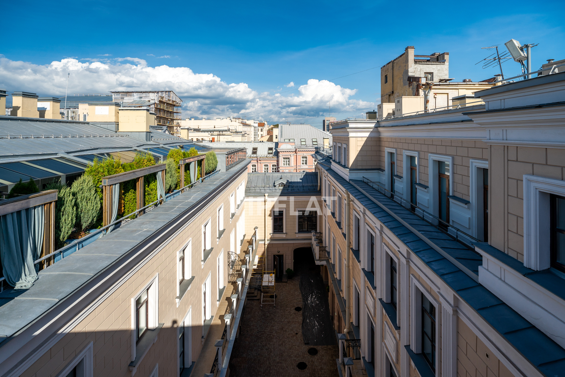 Вид в приватный дворик Продажа квартиры 414м² 'Особняк Кушелева-Безбородко' Кутузова наб., 24 Вид в приватный дворик Продажа квартиры 414м² 'Особняк Кушелева-Безбородко' Кутузова наб., 24