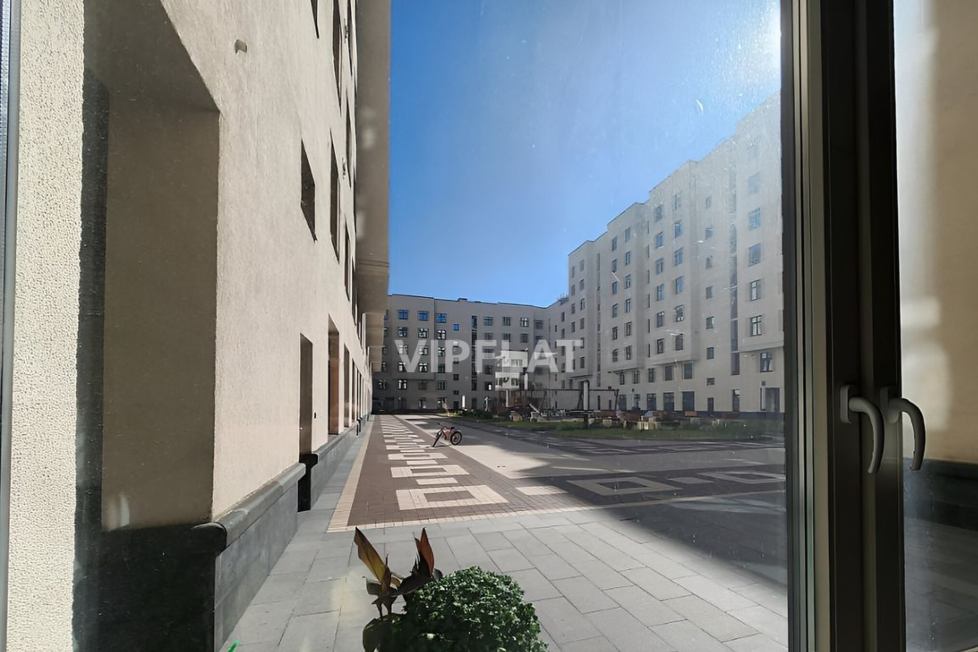 Вид из окна на спокойный двор с детской площадкой Продажа квартиры 188м² 'Русский дом' Басков пер., 2