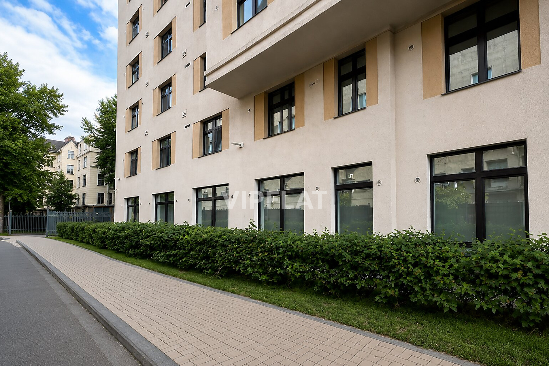 Вот эти окна выходят на тихий зеленый проезд Продажа квартиры 188м² 'Русский дом' Басков пер., 2