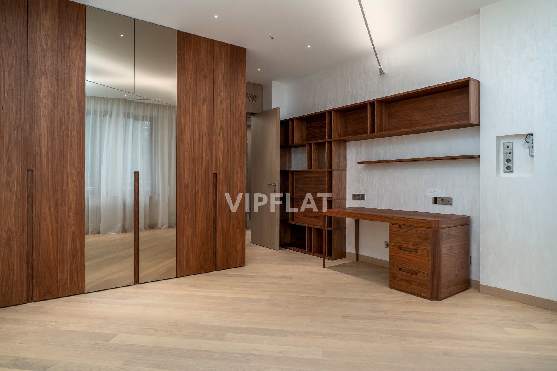 Благородная мебель из ореха Продажа квартиры 174м² 'Смольный парк II' Смольного ул., 1к4 Благородная мебель из ореха Продажа квартиры 174м² 'Смольный парк II' Смольного ул., 1к4