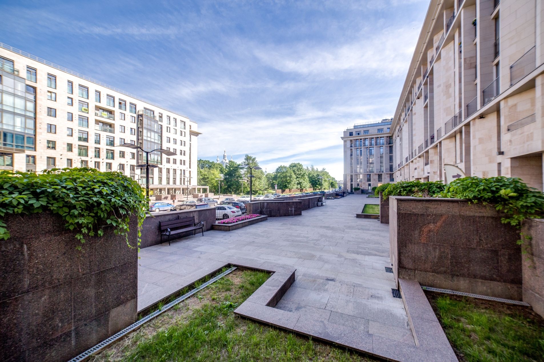 Уютная благоустроенная территория Продажа квартиры 232м² 'Смольный парк II' Орловская ул, 1 Уютная благоустроенная территория Продажа квартиры 232м² 'Смольный парк II' Орловская ул, 1