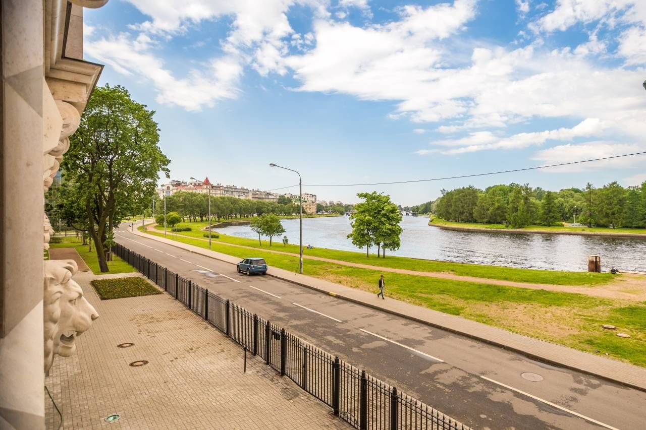 Вид из окна вдоль дома Продажа квартиры 250м² 'Венеция' Депутатская ул., 26 Вид из окна вдоль дома Продажа квартиры 250м² 'Венеция' Депутатская ул., 26