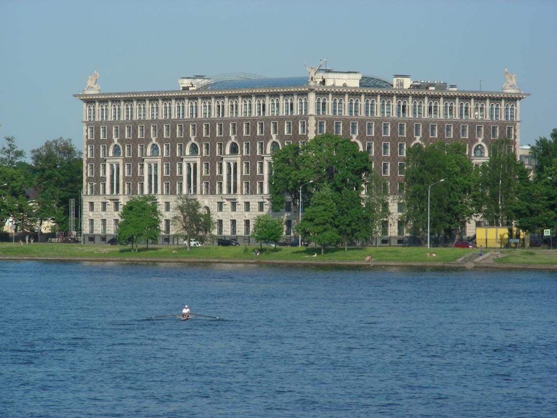 Вид на дом летом Продажа квартиры 250м² 'Венеция' Депутатская ул., 26 Вид на дом летом Продажа квартиры 250м² 'Венеция' Депутатская ул., 26
