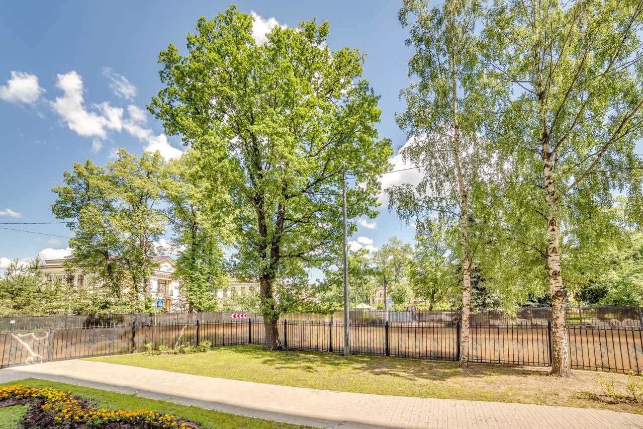 Вид из окон на коттеджи Конституционного суда Продажа квартиры 122м² 'Венеция' Депутатская ул., 26