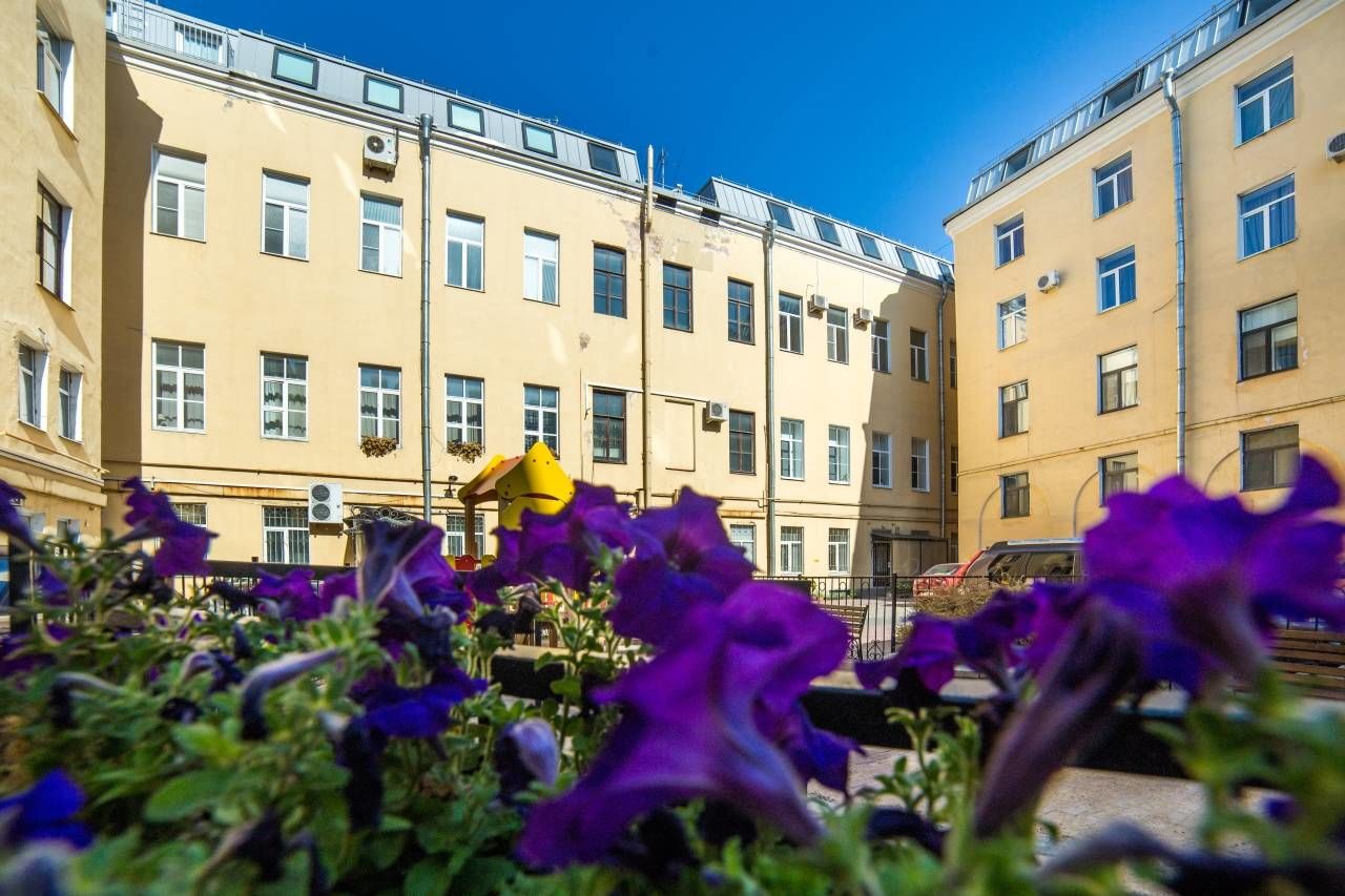 Благоустроенный двор Продажа квартиры 191м² 'Мойки, 3' Мойки реки наб., 3 Благоустроенный двор Продажа квартиры 191м² 'Мойки, 3' Мойки реки наб., 3