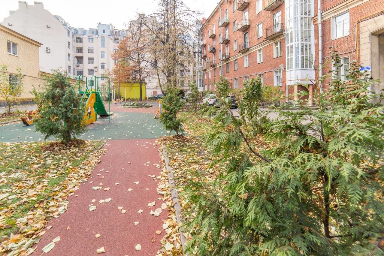 Детская площадка во дворе Продажа квартиры 65м² 'Академика Павлова, 16Б' Академика Павлова ул., 16Б Детская площадка во дворе Продажа квартиры 65м² 'Академика Павлова, 16Б' Академика Павлова ул., 16Б
