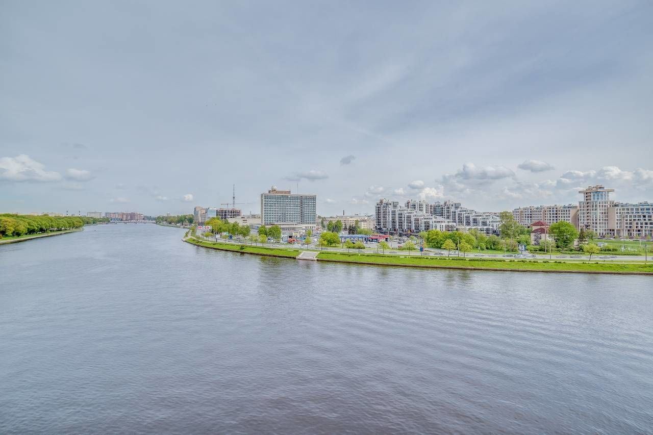 Вид из окон в сторону Каменноостровского моста Продажа квартиры 211м² 'Brilliant House' Динамо пр., 6 Вид из окон в сторону Каменноостровского моста Продажа квартиры 211м² 'Brilliant House' Динамо пр., 6