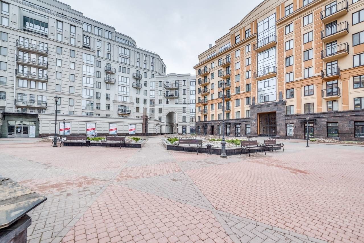Вход во внутренний двор ограждем коваными воротами Продажа квартиры 104м² 'Парадный Квартал' Парадная ул., 3 к. 2