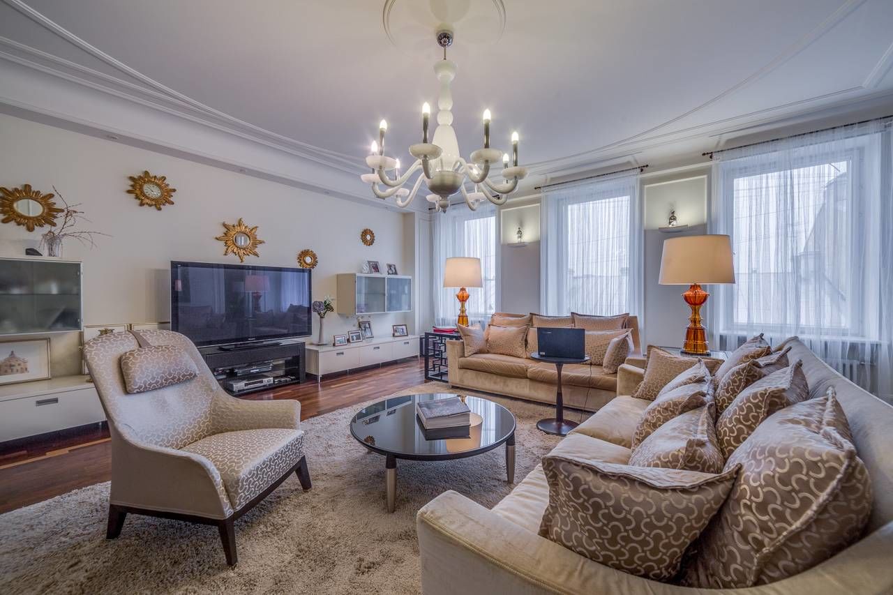 Гостиная с тремя большими окнами Продажа квартиры 187м² 'Зверинская, 2/5' Зверинская ул., 2/5 Гостиная с тремя большими окнами Продажа квартиры 187м² 'Зверинская, 2/5' Зверинская ул., 2/5