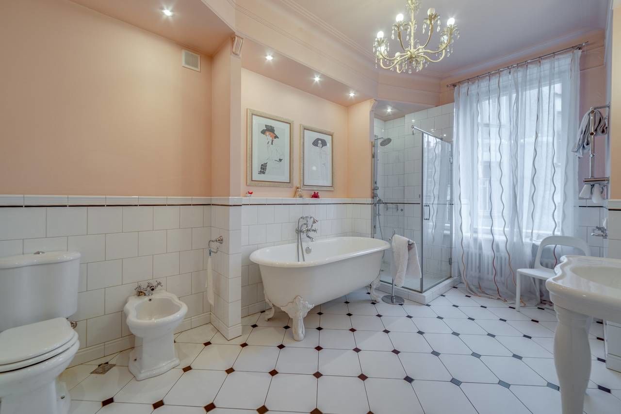 Просторная ванная комната с окном Продажа квартиры 187м² 'Зверинская, 2/5' Зверинская ул., 2/5 Просторная ванная комната с окном Продажа квартиры 187м² 'Зверинская, 2/5' Зверинская ул., 2/5