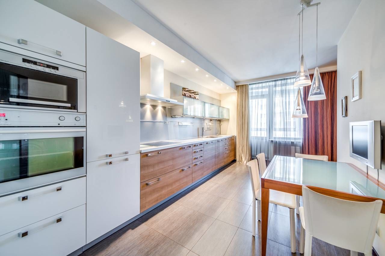 Кухня с выходом на лоджию Продажа квартиры 92м² 'Морской Каскад' Кораблестроителей ул., 30 Кухня с выходом на лоджию Продажа квартиры 92м² 'Морской Каскад' Кораблестроителей ул., 30