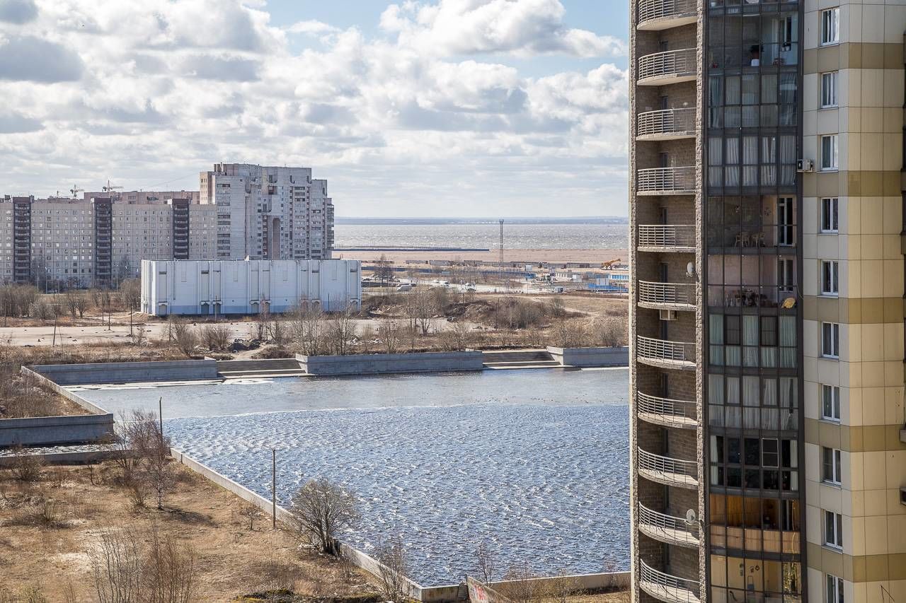 Вид из квартиры в сторону залива Продажа квартиры 92м² 'Морской Каскад' Кораблестроителей ул., 30 Вид из квартиры в сторону залива Продажа квартиры 92м² 'Морской Каскад' Кораблестроителей ул., 30
