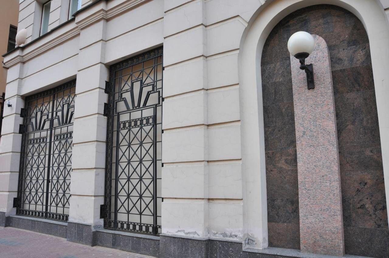 Кованные решетки украшают фасад Продажа квартиры 123м² 'Петербургская классика' Захарьевская ул., 33