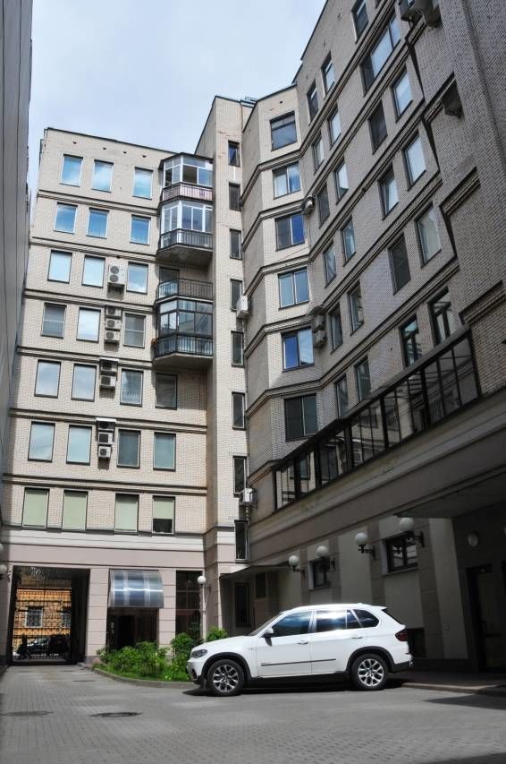 Во дворе Продажа квартиры 123м² 'Петербургская классика' Захарьевская ул., 33