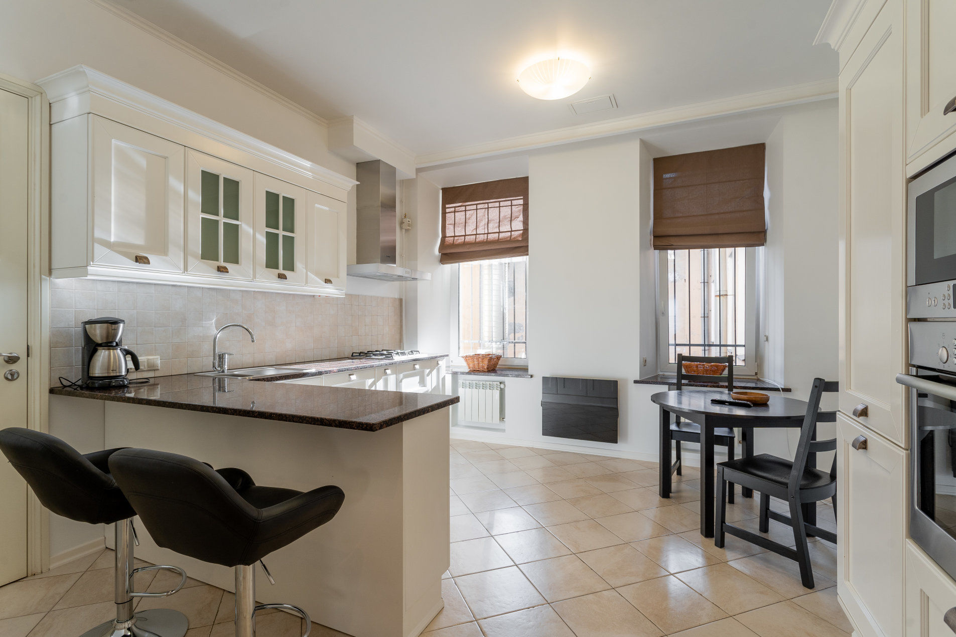 Удобная светлая кухня Продажа квартиры 274м² 'Доходный дом Ратькова-Рожнова' Пестеля ул., 13-15