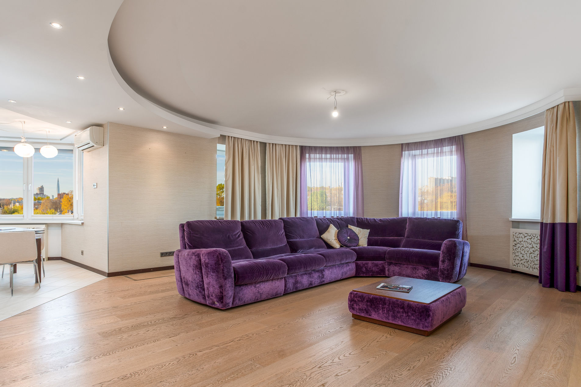 Гостиная с эркером Продажа квартиры 154м² 'Савушкина, 36' Савушкина ул., 36