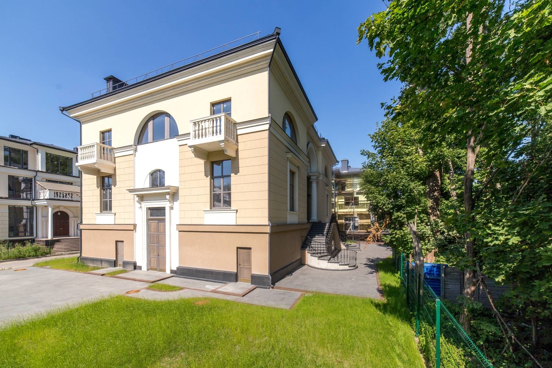 Гостевая парковка и уютный дворик Продажа особняка 1369м² 'Резиденция на Каменном острове' Крестовки реки наб., 3 Гостевая парковка и уютный дворик Продажа особняка 1369м² 'Резиденция на Каменном острове' Крестовки реки наб., 3