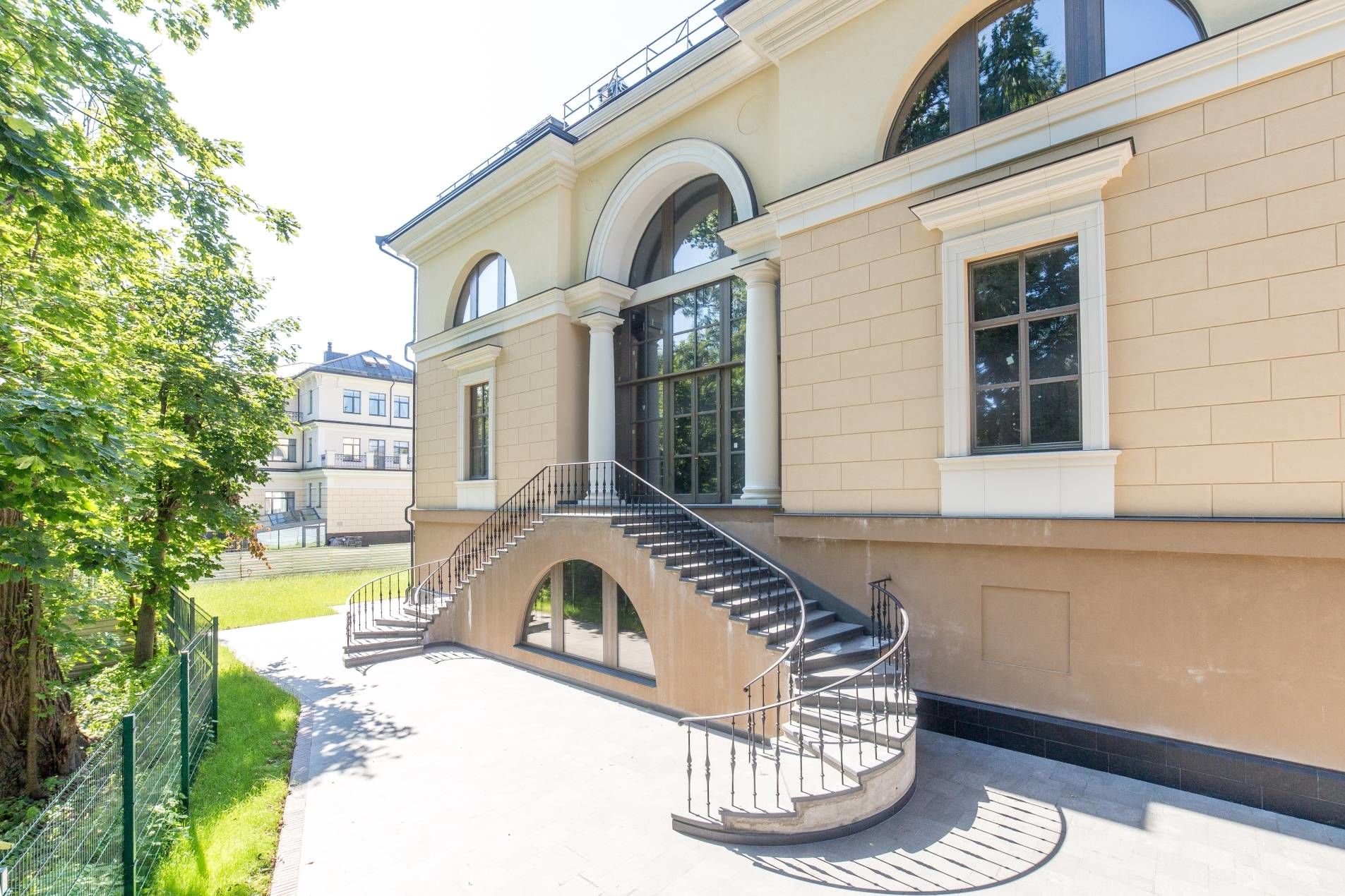 Собственное патио с выходом в парк Продажа особняка 1369м² 'Резиденция на Каменном острове' Крестовки реки наб., 3 Собственное патио с выходом в парк Продажа особняка 1369м² 'Резиденция на Каменном острове' Крестовки реки наб., 3