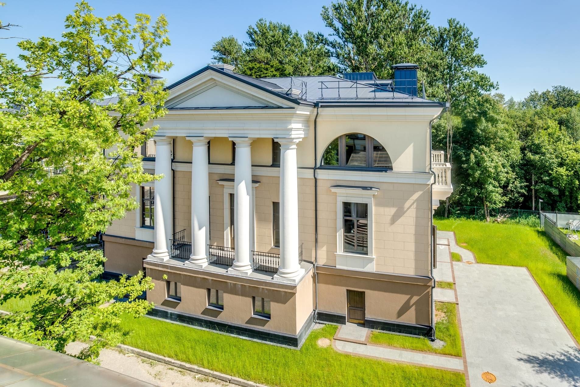Торжественный фасад Продажа особняка 1369м² 'Резиденция на Каменном острове' Крестовки реки наб., 3 Торжественный фасад Продажа особняка 1369м² 'Резиденция на Каменном острове' Крестовки реки наб., 3