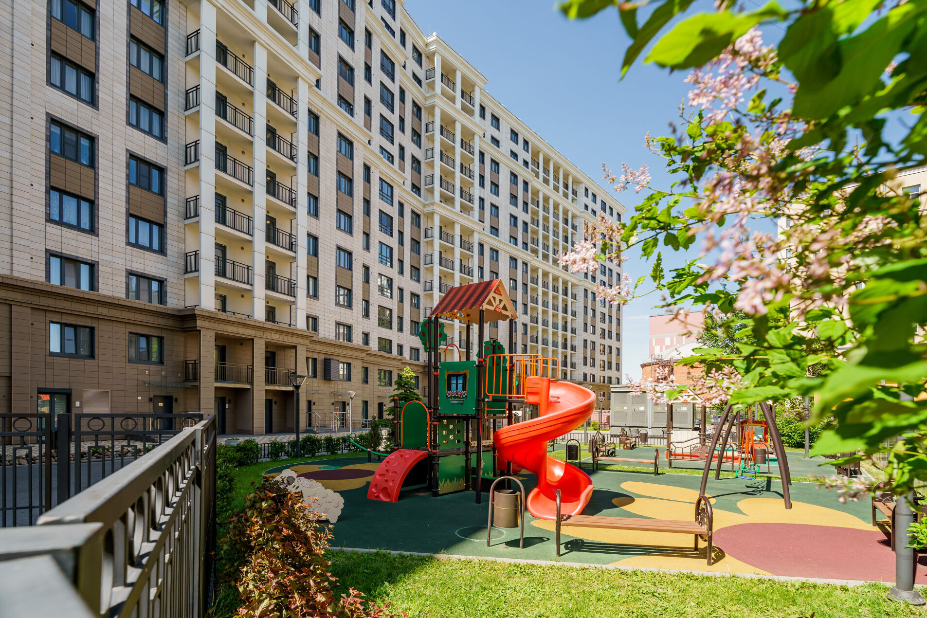 Летний двор Продажа квартиры 94.8м² 'Богемия' Смоленская ул., 14 Летний двор Продажа квартиры 94.8м² 'Богемия' Смоленская ул., 14