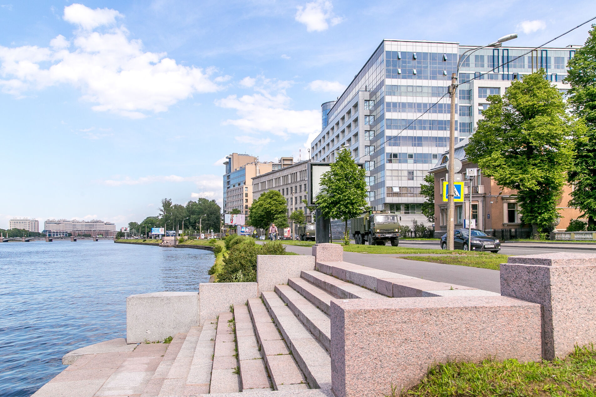 Гранитный спуск к воде Продажа квартиры 140м² 'Дом на Грота' Грота ул., 1 Гранитный спуск к воде Продажа квартиры 140м² 'Дом на Грота' Грота ул., 1