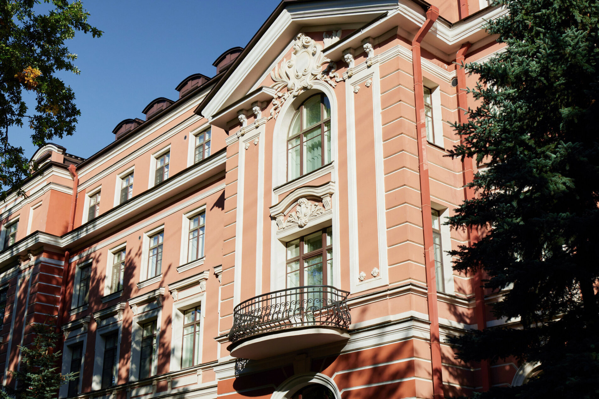 Фасад украшен рустовкой и лепниной Продажа квартиры 241м² 'Особняк у Таврического' Очаковская ул., 6