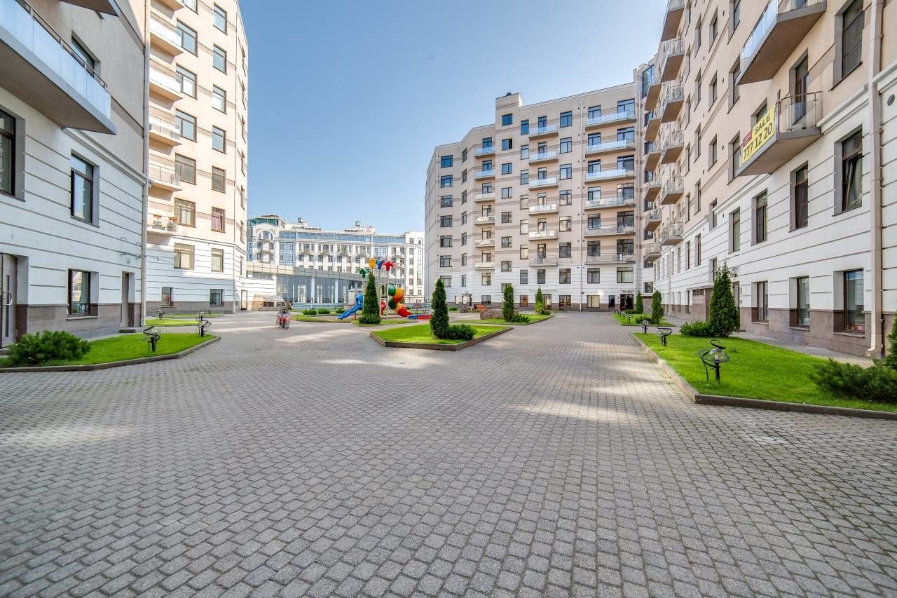 Закрытый охраняемый двор с детской площадкой Продажа квартиры 83м² 'Максимум' Кемская ул., 1 Закрытый охраняемый двор с детской площадкой Продажа квартиры 83м² 'Максимум' Кемская ул., 1