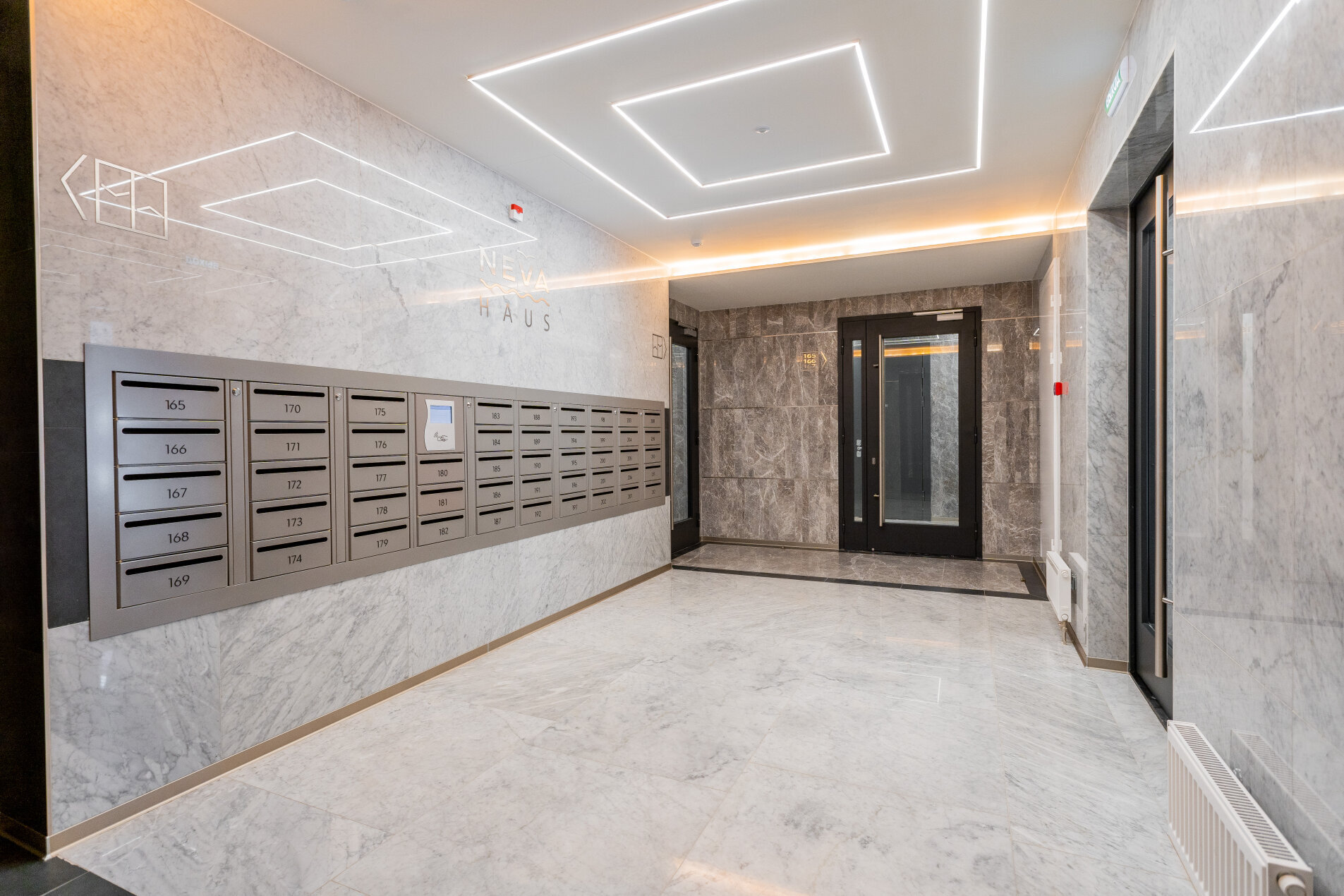 Входная группа Продажа квартиры 268м² 'Neva Haus' Петровский пр., 9