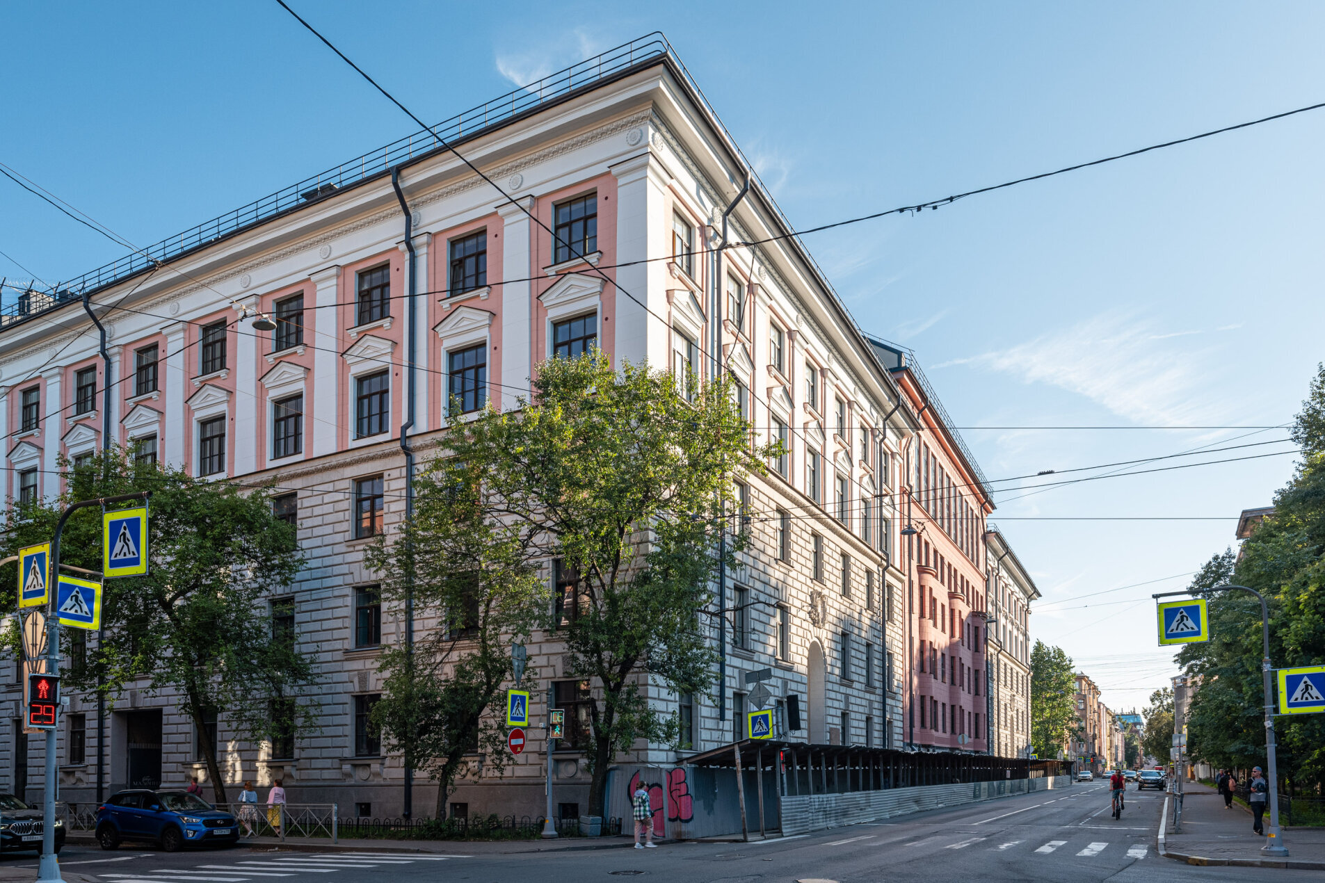 Фасад из натурального камня Продажа квартиры 118м² 'Мадонна Бенуа' Малый пр. П. С., 79-81-83 Фасад из натурального камня Продажа квартиры 118м² 'Мадонна Бенуа' Малый пр. П. С., 79-81-83