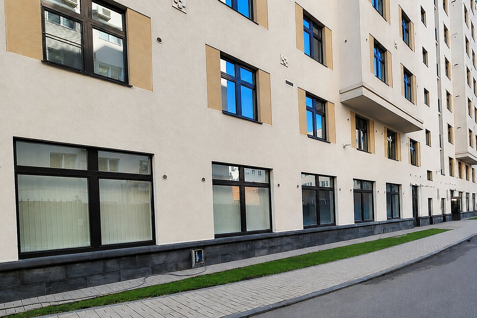 Большие окна гостинной Продажа резиденции 188м² 'Русский дом' Басков пер., 2 Большие окна гостинной Продажа резиденции 188м² 'Русский дом' Басков пер., 2