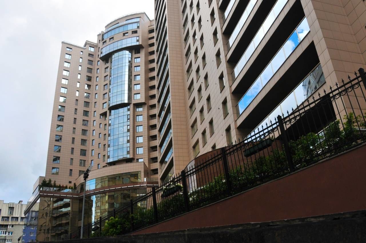 Вид на дом со стороны двора Продажа квартиры 129м² 'Монблан' Б. Сампсониевский пр., 4-6