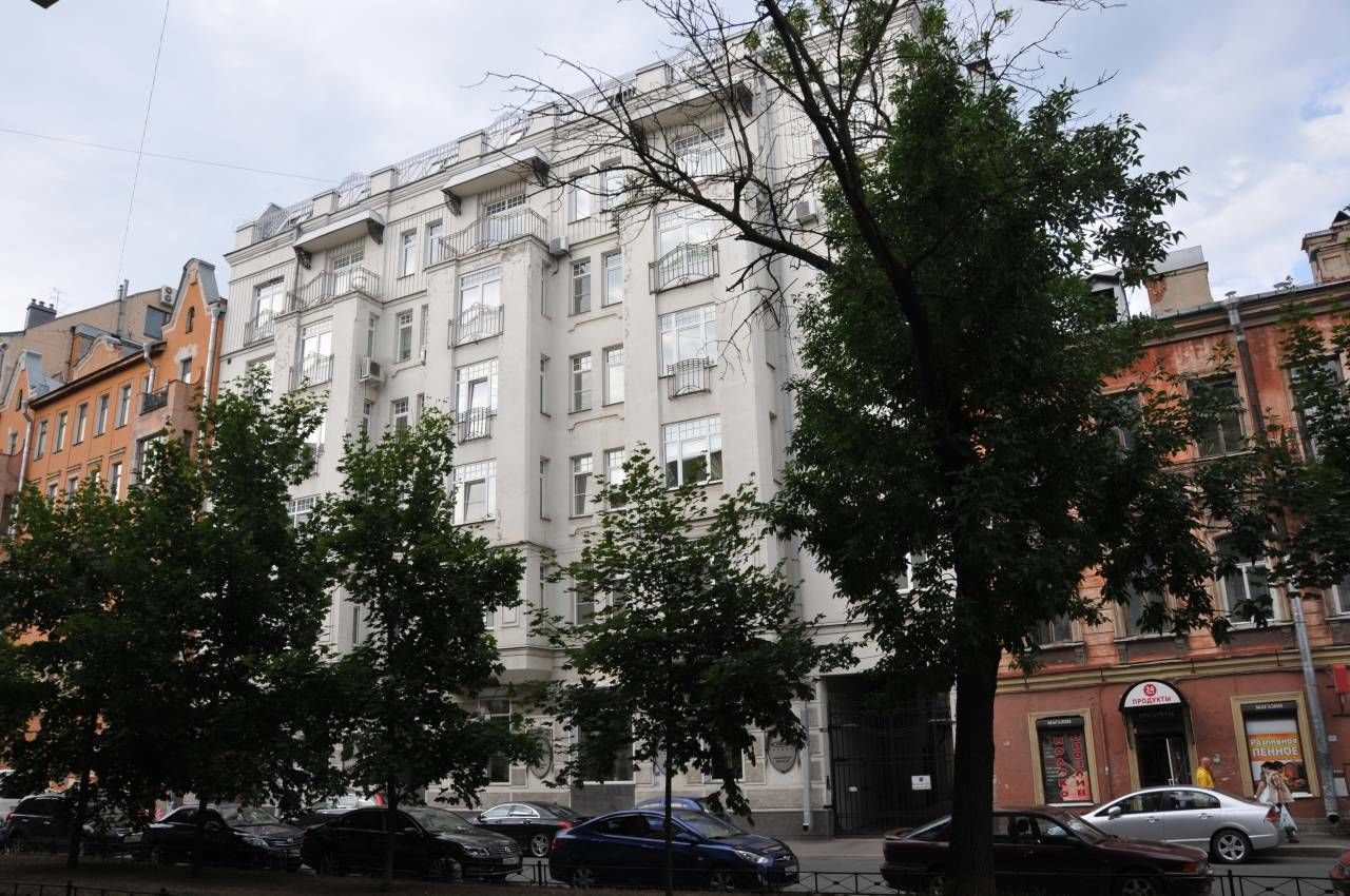 Зелень деревьев перед окнами Продажа квартиры 142м² 'Петровский посад' Малая Посадская ул.,18 Зелень деревьев перед окнами Продажа квартиры 142м² 'Петровский посад' Малая Посадская ул.,18
