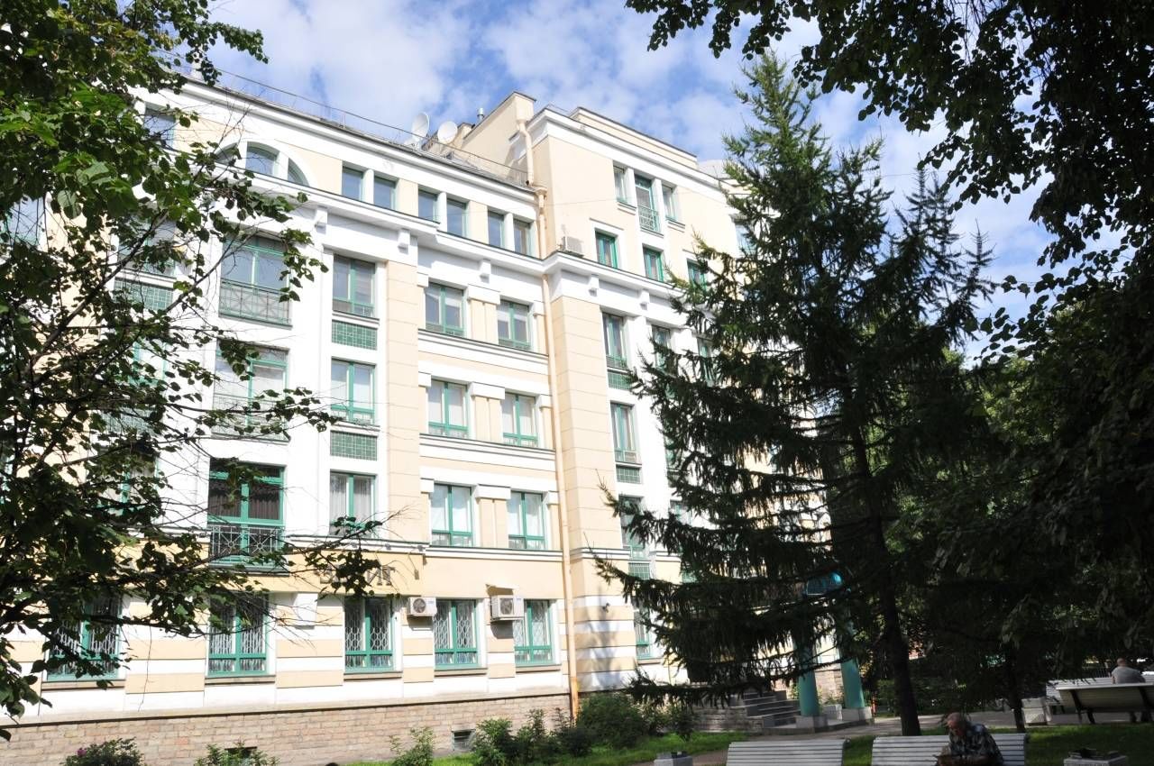 Дом в окружении зелени Продажа квартиры 142м² 'Суворовский, 32' Суворовский пр., 32