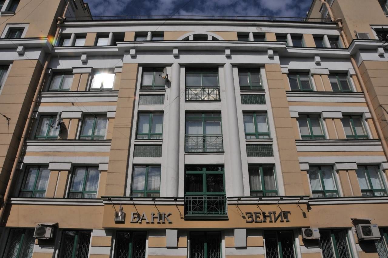 Фасад дома Продажа квартиры 142м² 'Суворовский, 32' Суворовский пр., 32