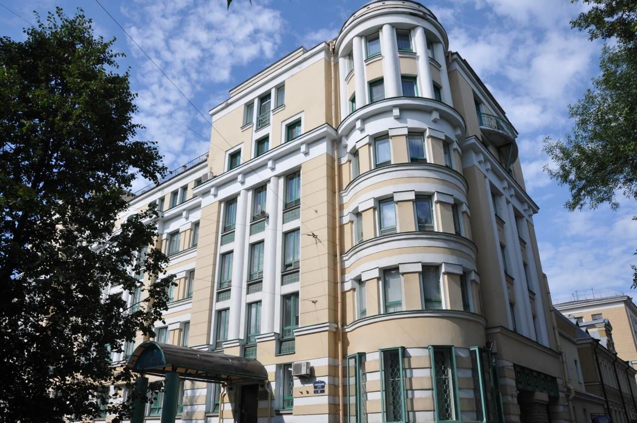 Полукруглая башня украшает фасад Продажа квартиры 142м² 'Суворовский, 32' Суворовский пр., 32