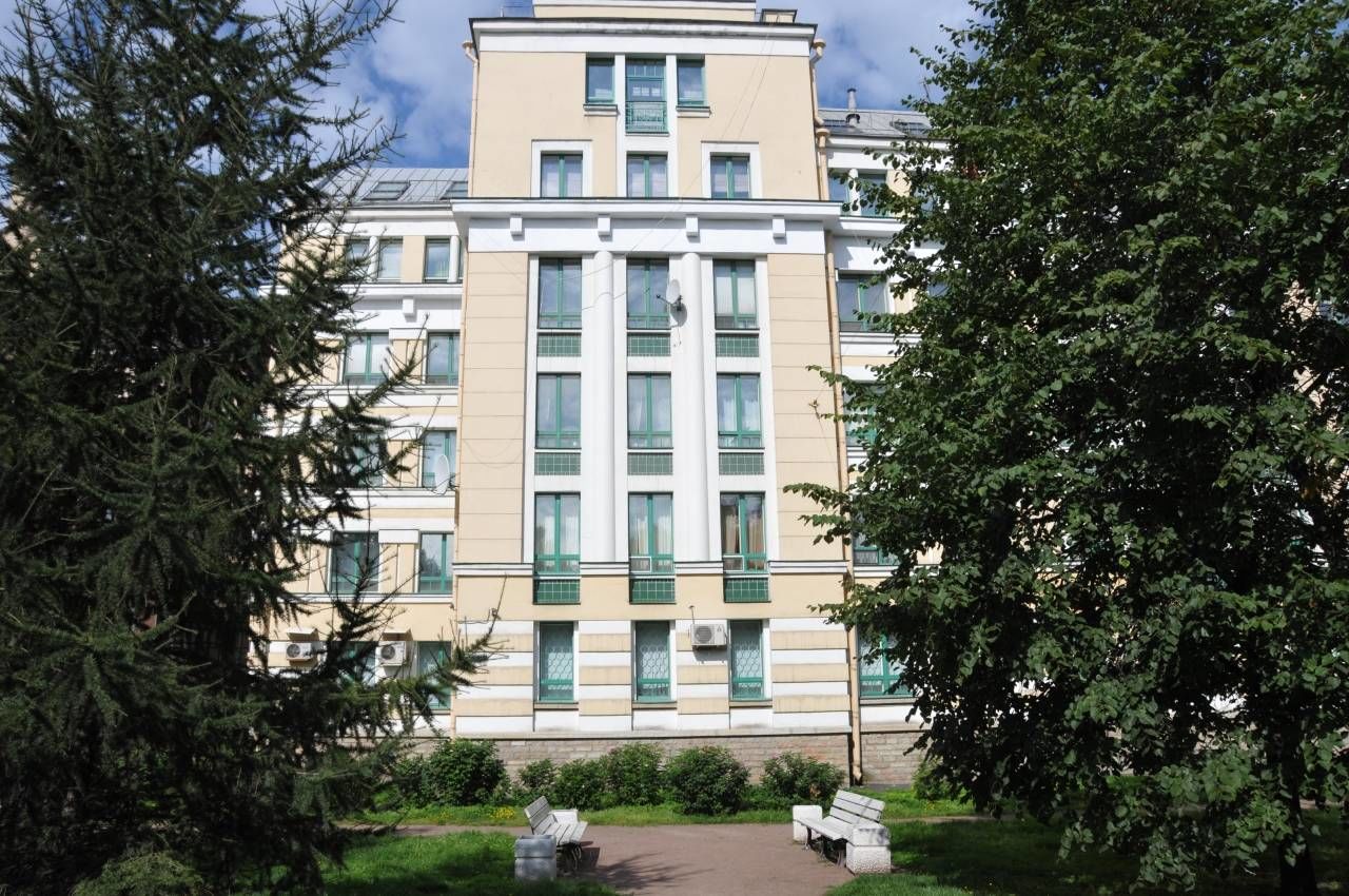 Сквер рядом с домом Продажа квартиры 142м² 'Суворовский, 32' Суворовский пр., 32