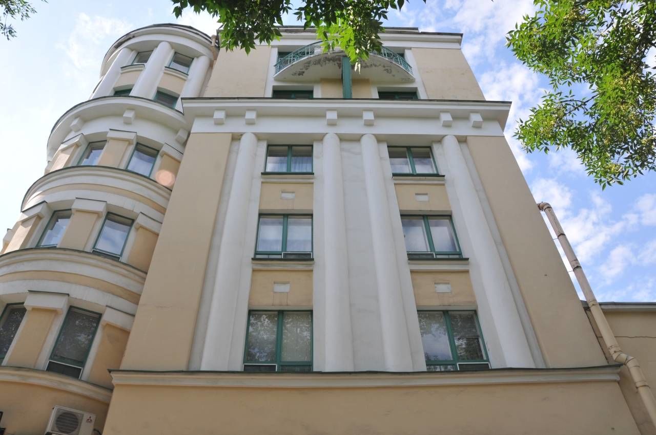 Торжественный фасад Продажа квартиры 142м² 'Суворовский, 32' Суворовский пр., 32