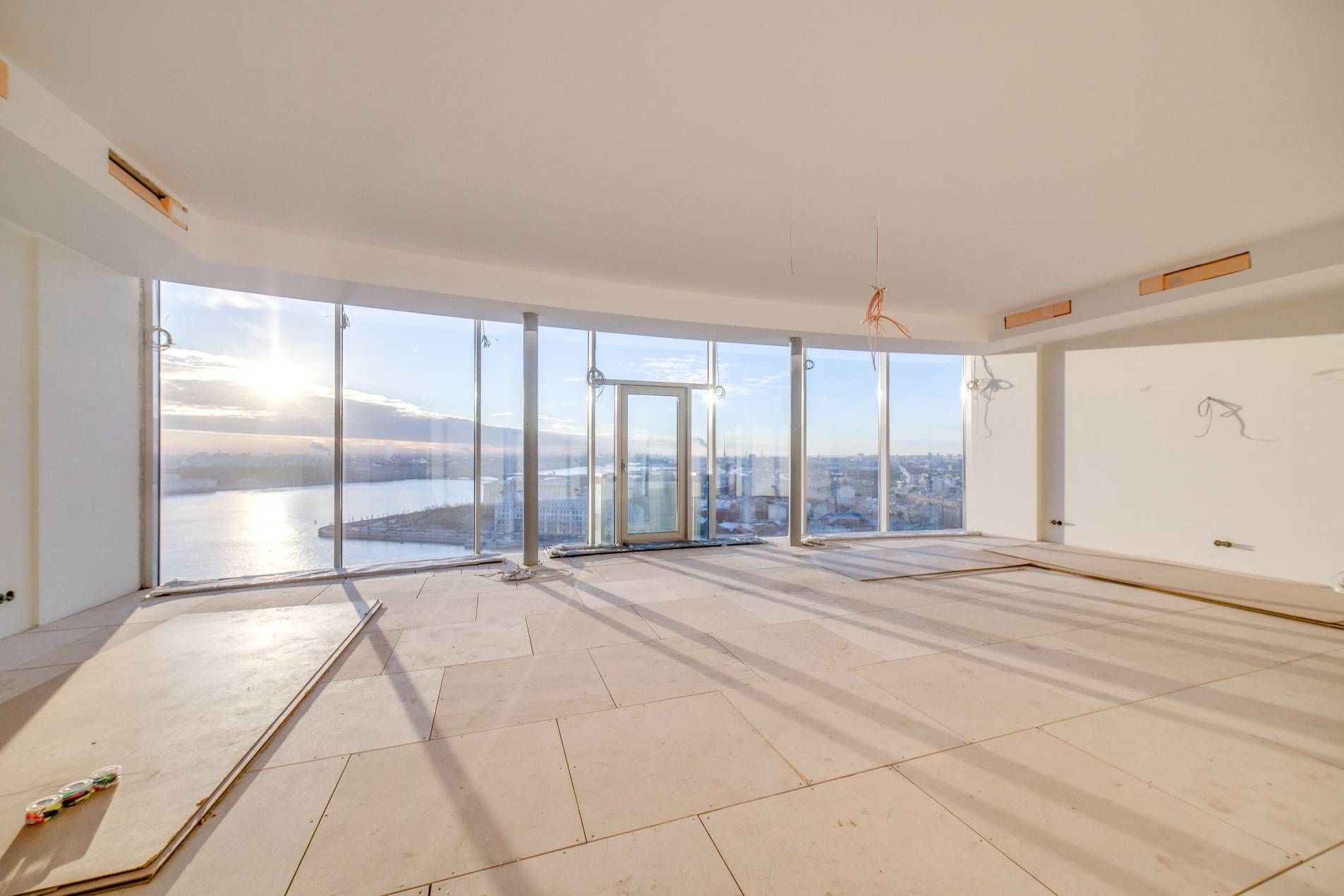 Залитая солнцем гостиная Продажа квартиры 443м² 'Аврора' Оренбургская ул., 2