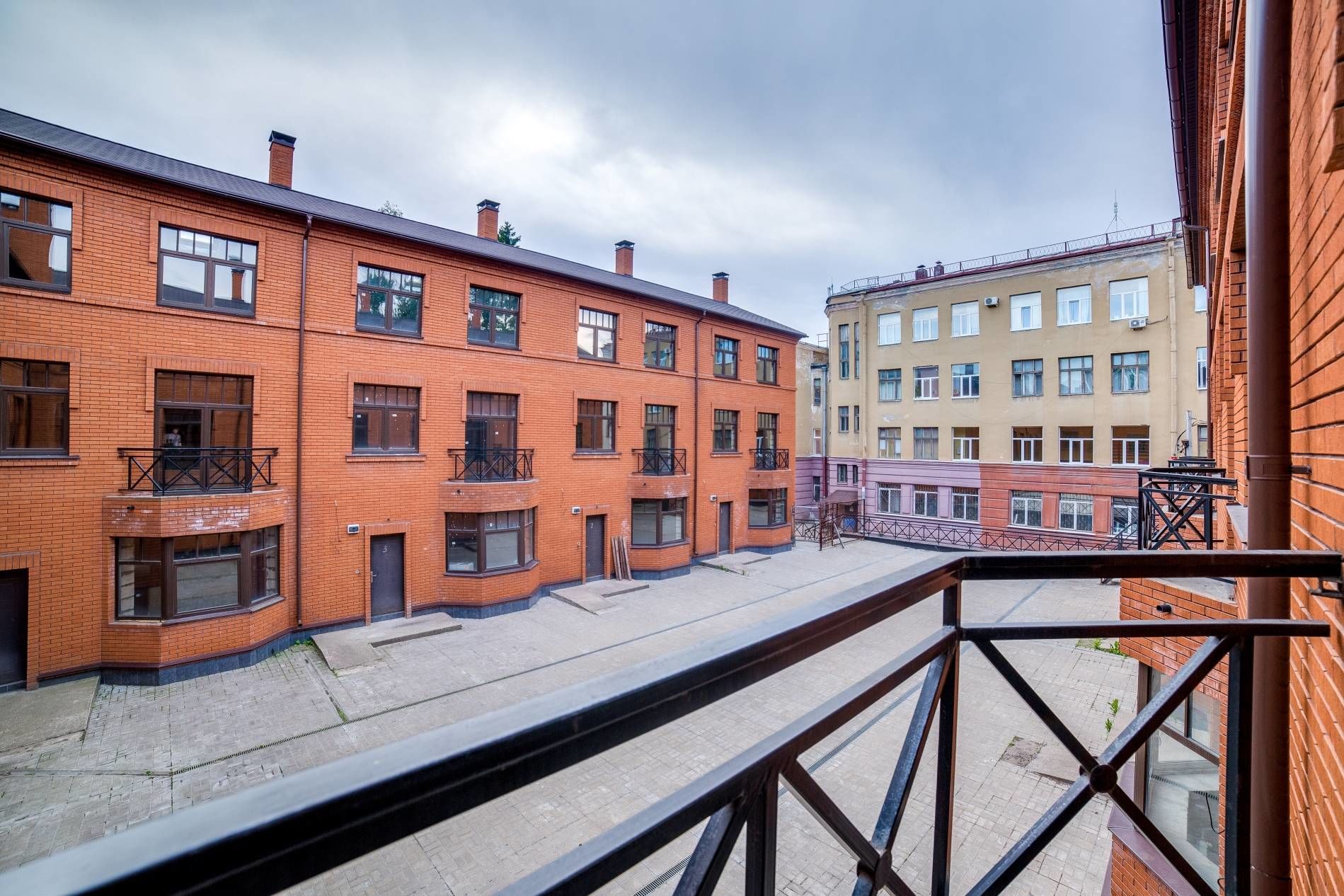 Балкон спальни выходит во внутрений двор Продажа квартиры 269м² 'Озерное предместье' Выборгское шос., 32 к. 2 Балкон спальни выходит во внутрений двор Продажа квартиры 269м² 'Озерное предместье' Выборгское шос., 32 к. 2