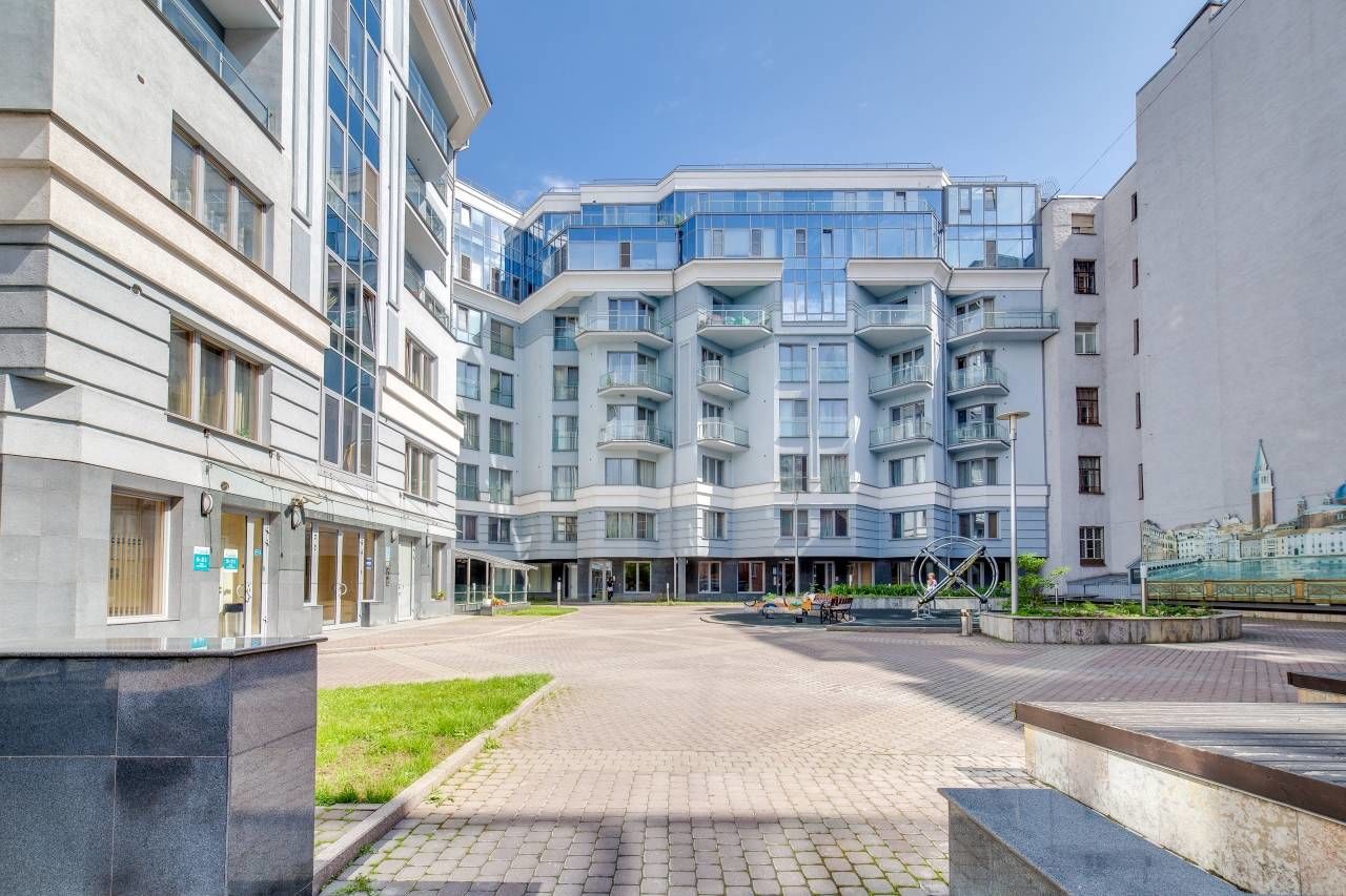 Благоустроенный двор Продажа квартиры 129м² 'Ван-Вителли' 10-я линия В.О., 17 к.2 Благоустроенный двор Продажа квартиры 129м² 'Ван-Вителли' 10-я линия В.О., 17 к.2