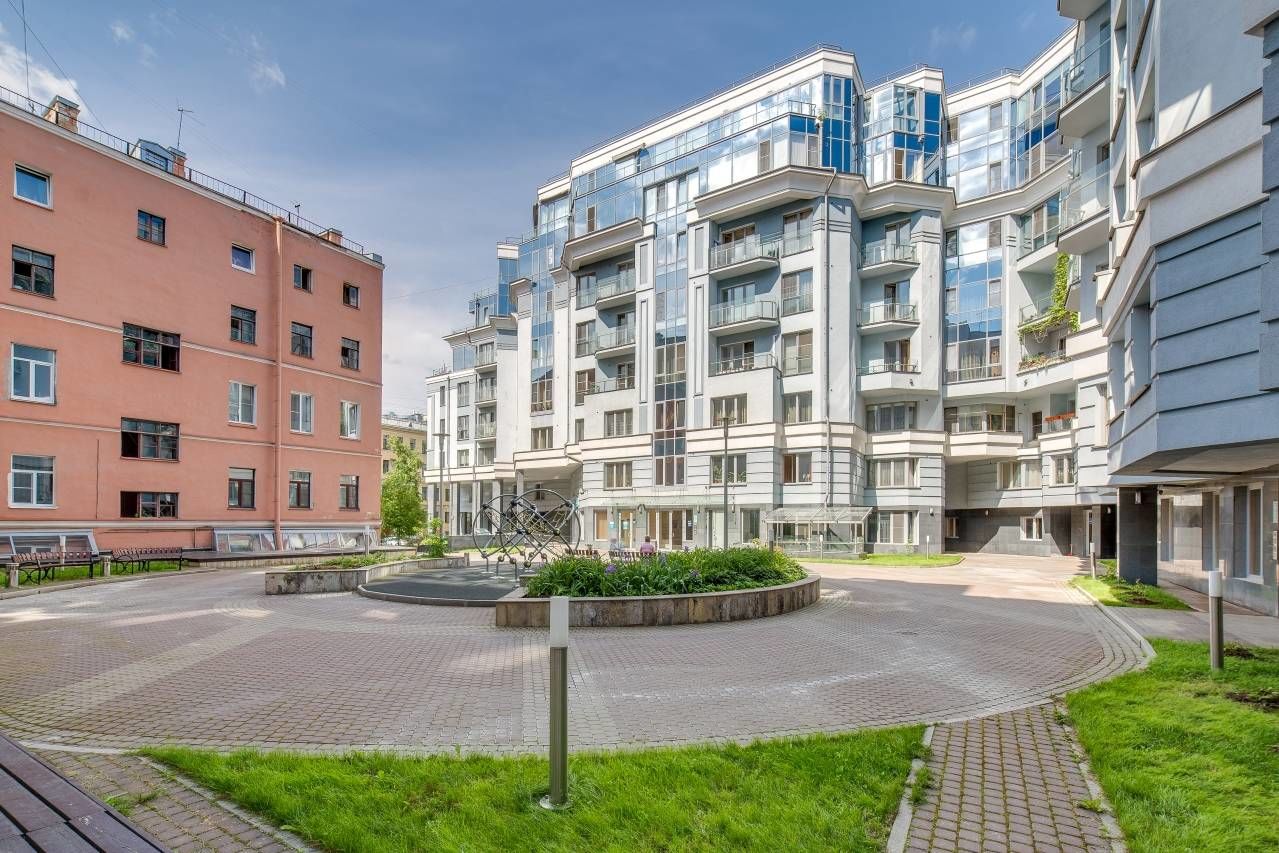 Благоустроенный двор Продажа квартиры 129м² 'Ван-Вителли' 10-я линия В.О., 17 к.2 Благоустроенный двор Продажа квартиры 129м² 'Ван-Вителли' 10-я линия В.О., 17 к.2