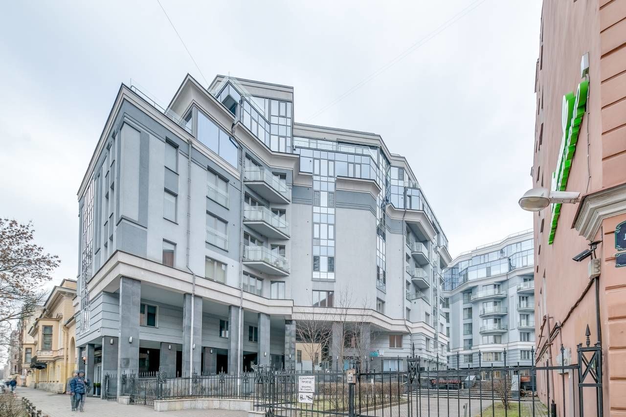 Территория дома огорожена Продажа квартиры 129м² 'Ван-Вителли' 10-я линия В.О., 17 к.2 Территория дома огорожена Продажа квартиры 129м² 'Ван-Вителли' 10-я линия В.О., 17 к.2