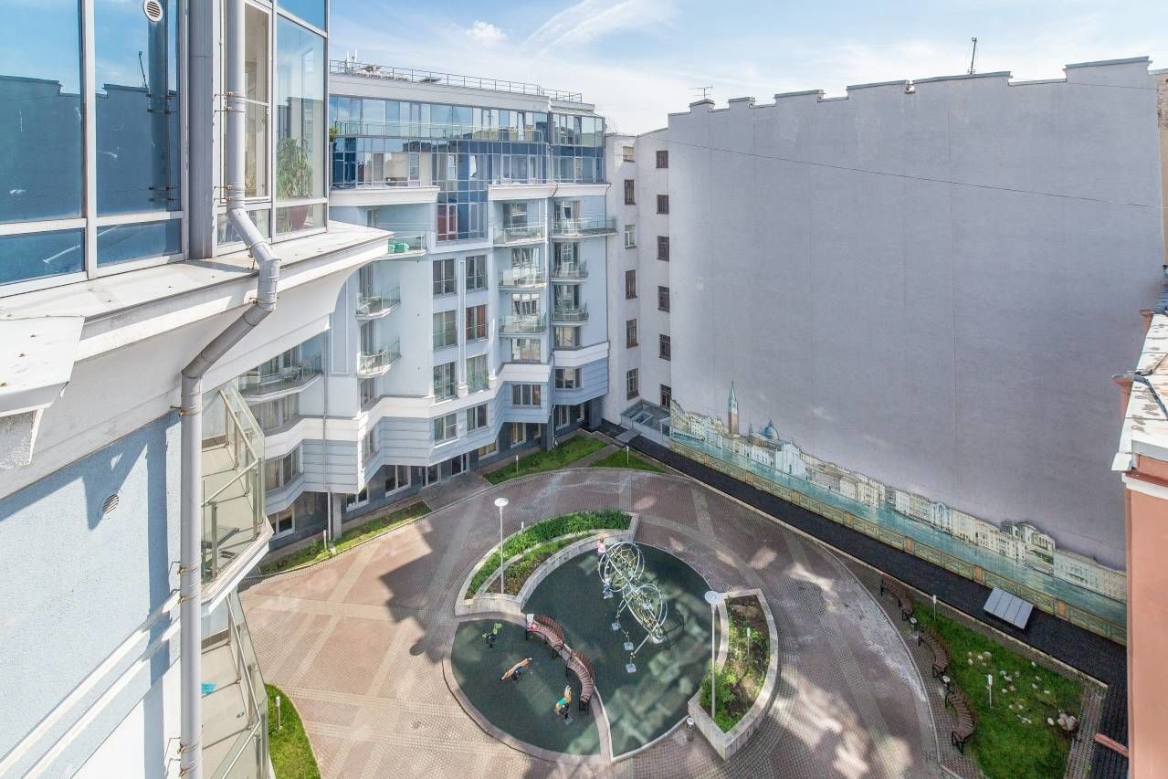 Вид из окна в благоустроенный двор Продажа квартиры 129м² 'Ван-Вителли' 10-я линия В.О., 17 к.2 Вид из окна в благоустроенный двор Продажа квартиры 129м² 'Ван-Вителли' 10-я линия В.О., 17 к.2