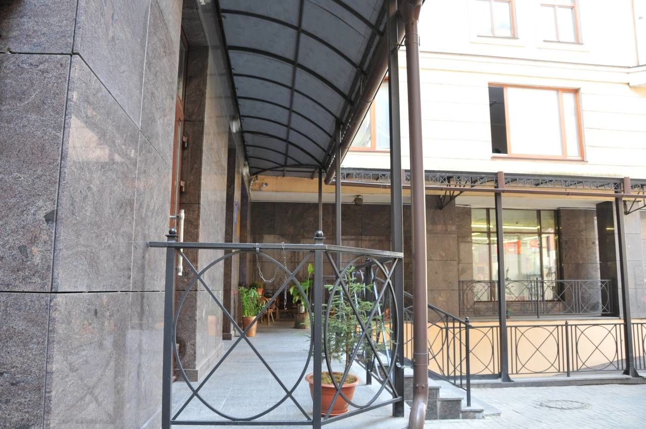 Входная группа Продажа квартиры 118м² 'Суворовский' 9-я Советская ул., 5
